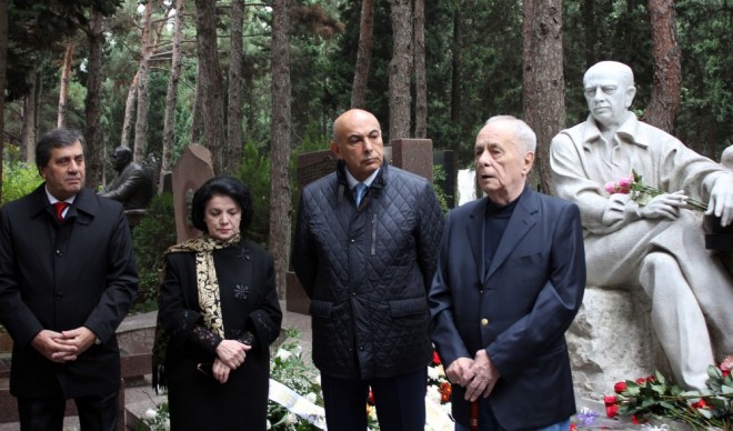 Fəxri xiyabanda Tofiq Quliyevin xatirəsi anılıb