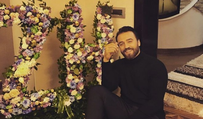 Zamiqin gül çələngi ilə fotosu