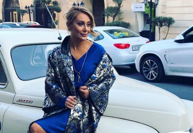 Aparıcının fotosessiyasından kadrarxası görüntülər