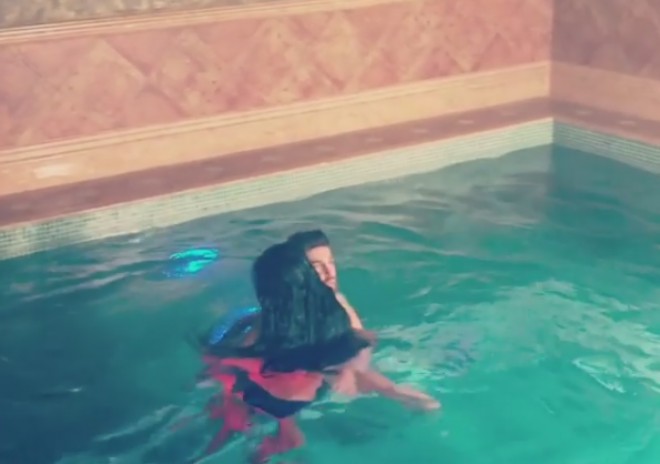 Renkanın hovuzda çimərkən çəkilmiş videosu yayıldı