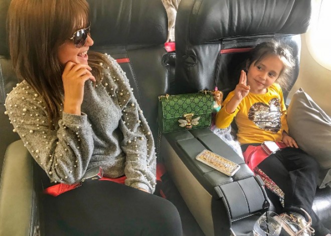 Müğənni Ayan qızı ilə xaricə gedib - foto