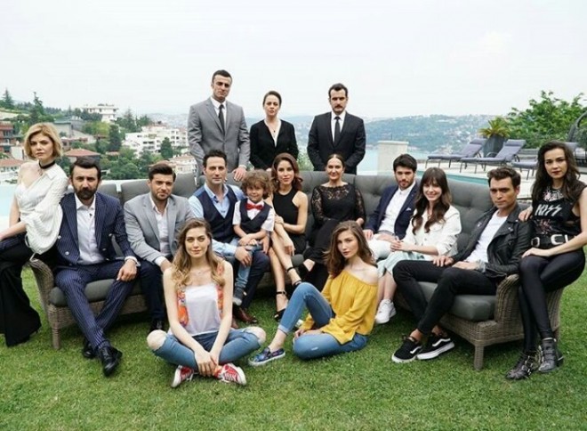 Daha bir serial ekranla vidalaşır