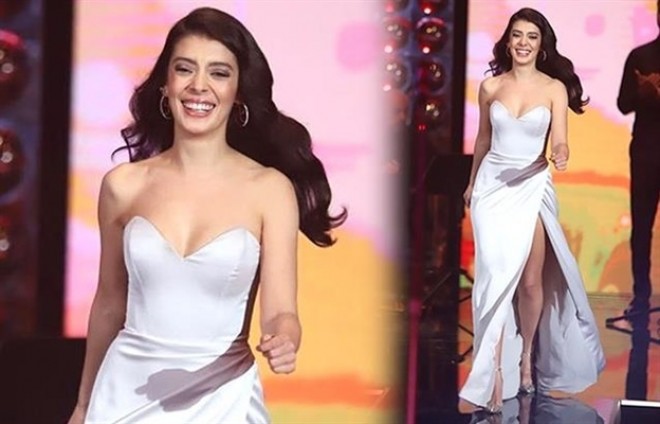 Dekolteli libası ilə diqqət çəkdi