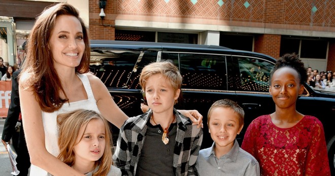 Ancelina Coli övladları ilə sərgiyə gedib