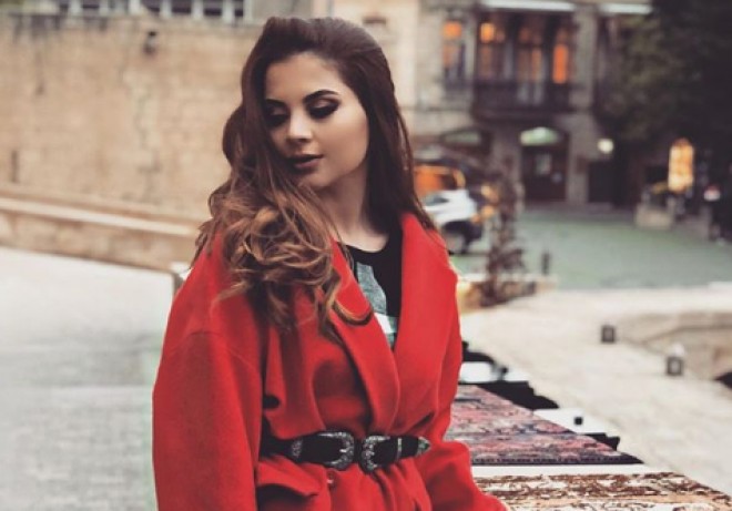 Aynişanın&nbsp;qırmızı libası göz oxşayıb