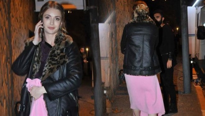 Aktrisa soyuqdan ədyala büründü - foto