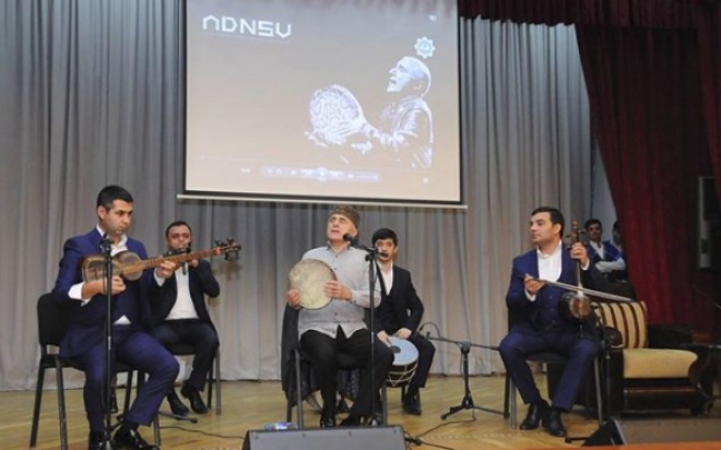 Alim Qasımov tələbələr ilə görüşüb