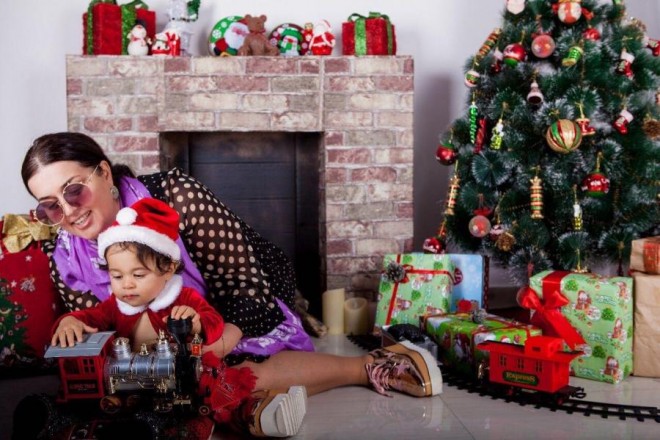 Elza Seyidcahanın nəvəsi ilə fotosessiyası