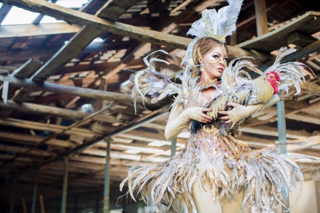 Aygün Kazımova və xoruzu - fotosessiya