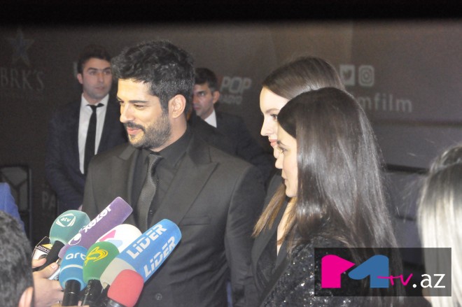 Bakıda Burak Özçivitə sevgi seli - MUZ TV Azərbaycan bu mənzərəni lentə aldı