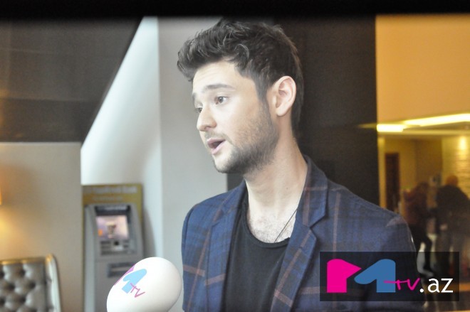 Eldar “Yeni il gəlir” oxudu - audio