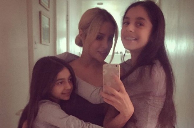 Nigarın qızları ilə fotosu