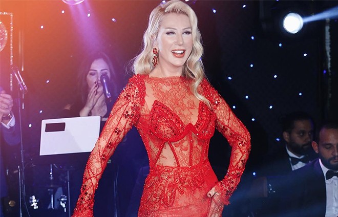 Seda Sayan qırmızı dekolteli libası ilə gecəyə damğa vurdu -&nbsp;foto