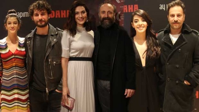 Məşhurların qala gecəsinə axını - foto