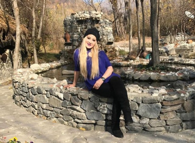 Xalq Artistinin qızı ilə səmimi fotosu