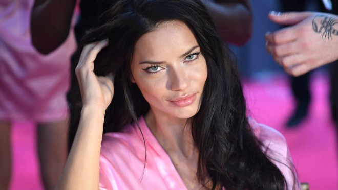 Adriana Lima təqdimat gecəsində göz oxşayıb