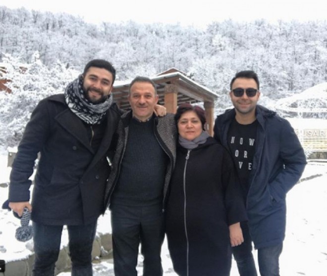 Azad ailəsini göstərdi