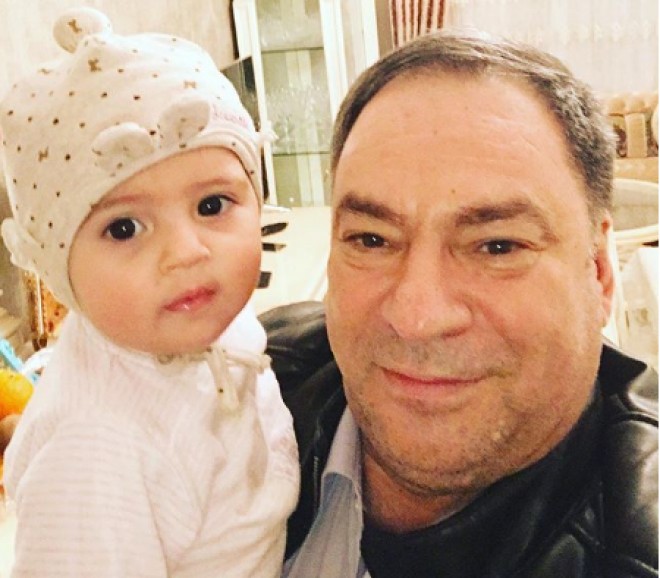 Əlikram qız nəvəsini göstərdi