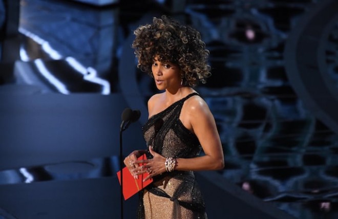 Holli Berri bədəni ilə meydan oxudu