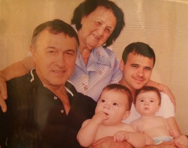 Emin nənəsinin şəklini paylaşaraq onu yad edib