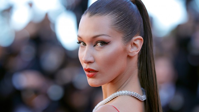 Bella Hadid Milandakı dəfilədə podium çıxıb - foto