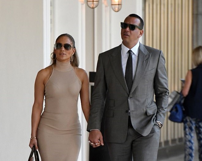 Ceylo sevgilisi ilə zərgərlik mağazasında