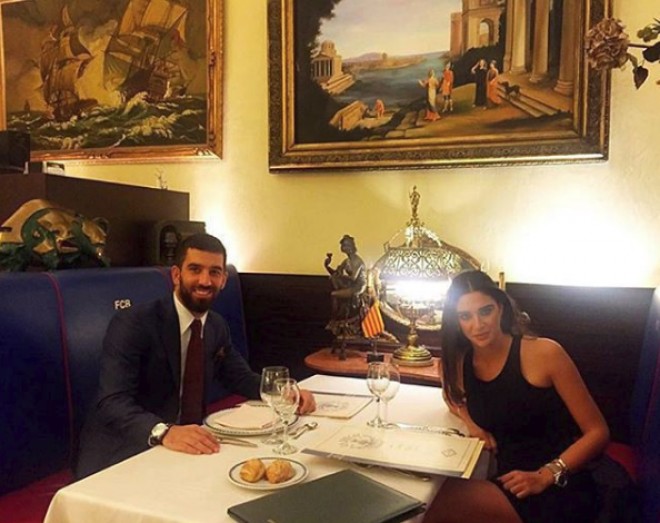 Arda Turan nişan üzüyünü taxdı - video