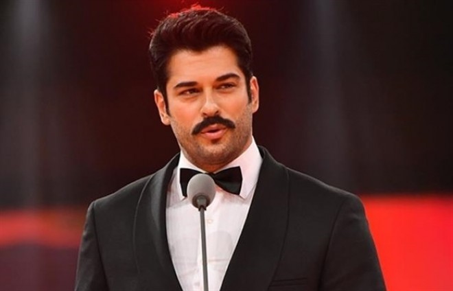 Burak tədbirə tək gəldi