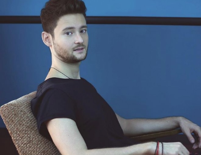 Fərqli tərzi ilə seçilən Eldar Qasımov: “Geyim daxili dünyanın xarici görünüşüdür”