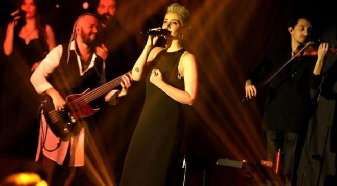 Sevgilisindən ayrılan Sıla Kiprdə konsert verdi