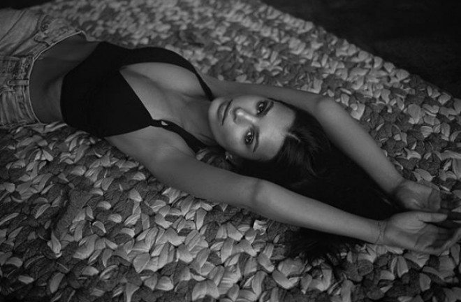 Emili Ratajkovski yataqdan fotosunu paylaşıb