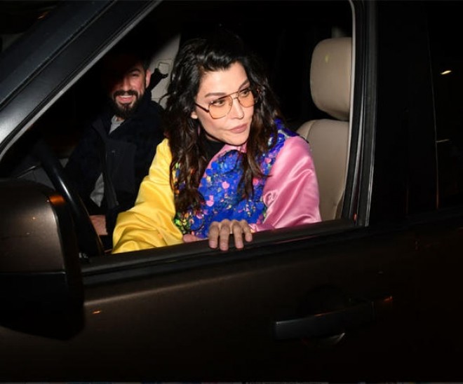 Şəffaf geyim ilə diqqət çəkdi