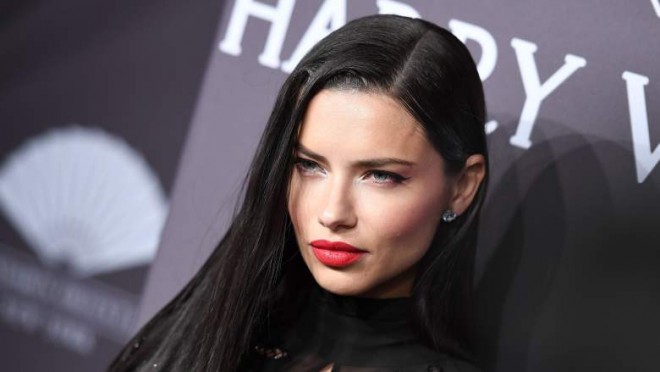 Adriana Lima mərasimə şəffaf libasda gedib - foto