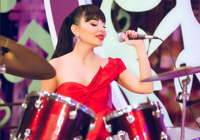 Teleaparıcı geyimi ilə diqqət çəkib