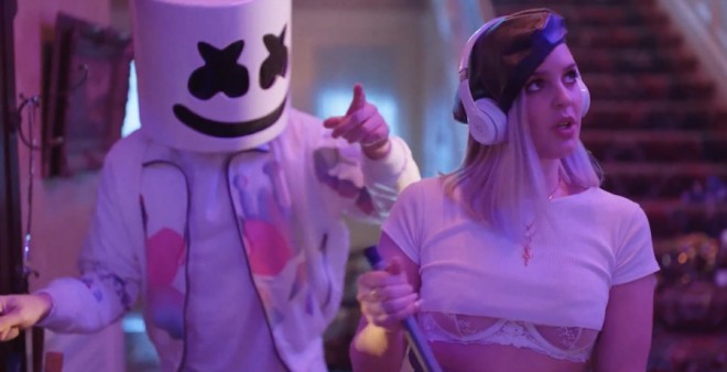 Məşhur müğənni vannada uzanıb klip çəkdirdi