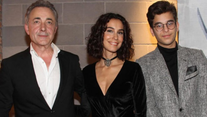 Aktyor gizlətdiyi oğlu ilə görüntüləndi