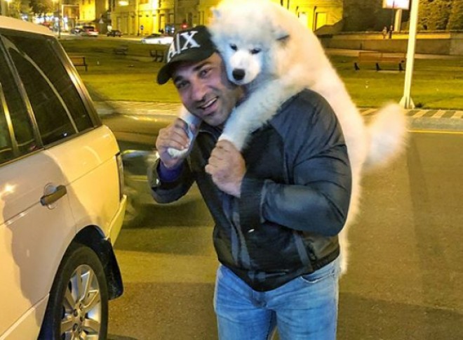 Kamil iti ilə şəkil çəkdirib