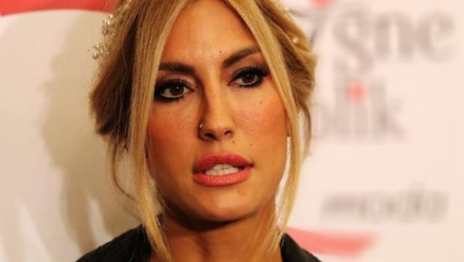 Çağla Şikelin evinə oğru girib