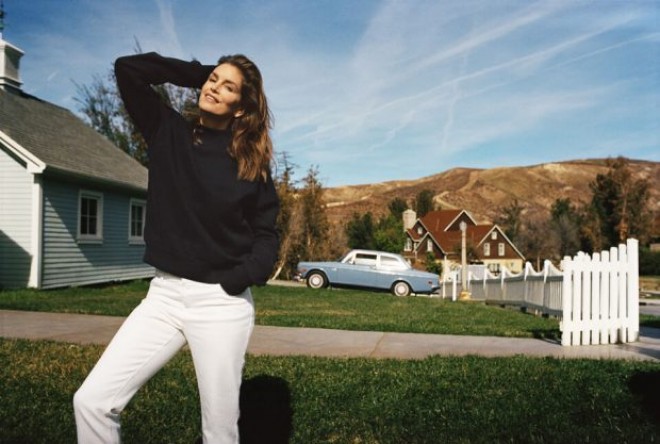 Model küçədə rəqs etdi - video