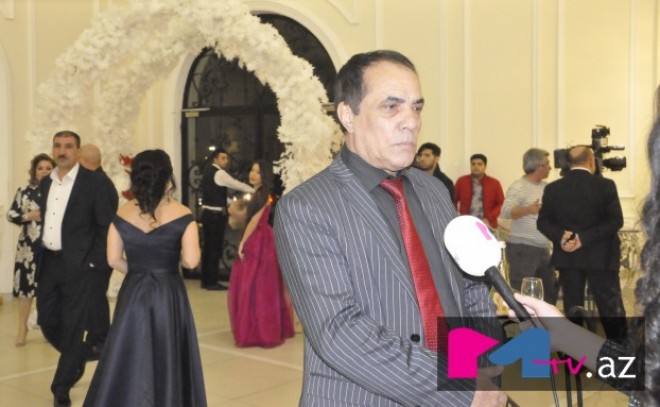 Elşad Qarayev kimin qarşısında diz çöküb?