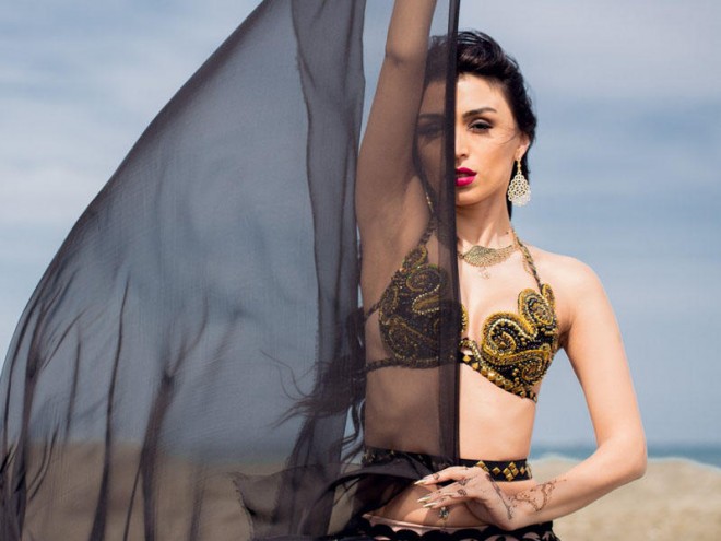 Rəqqasə Renka qızını göstərdi