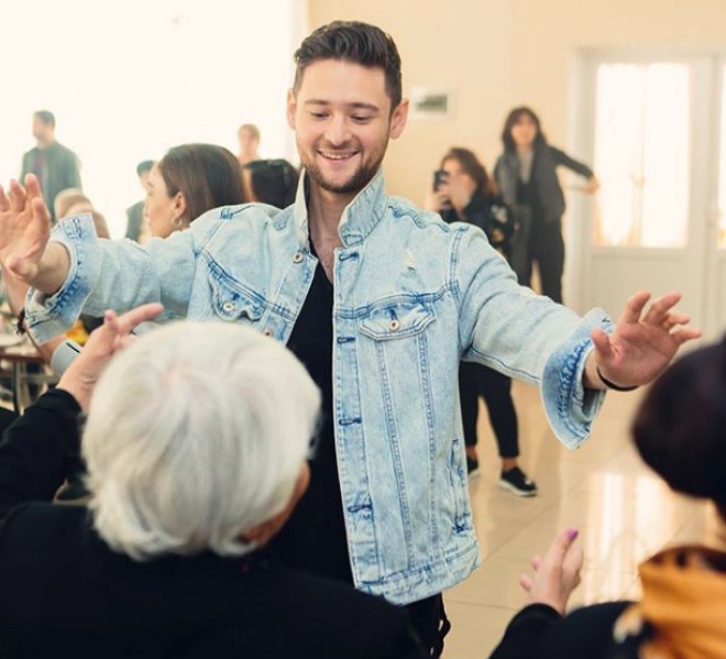 Eldar Qasımov qocalar evinə gedib - foto