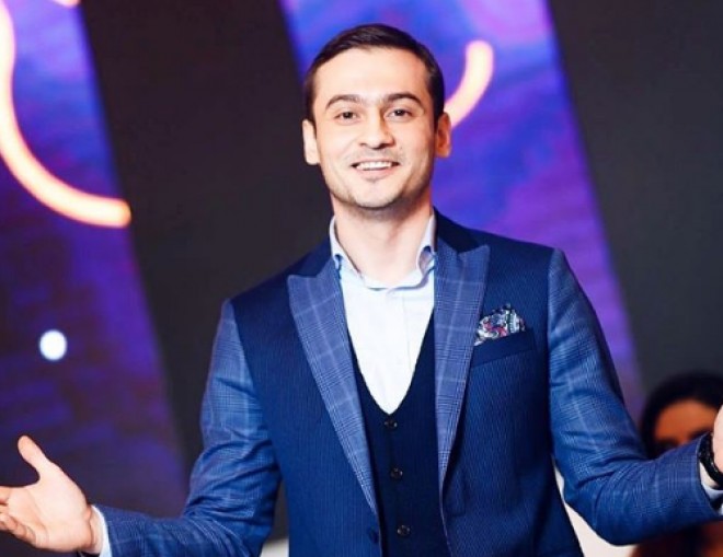 Müğənni qızları ilə gəzintiyə çıxıb