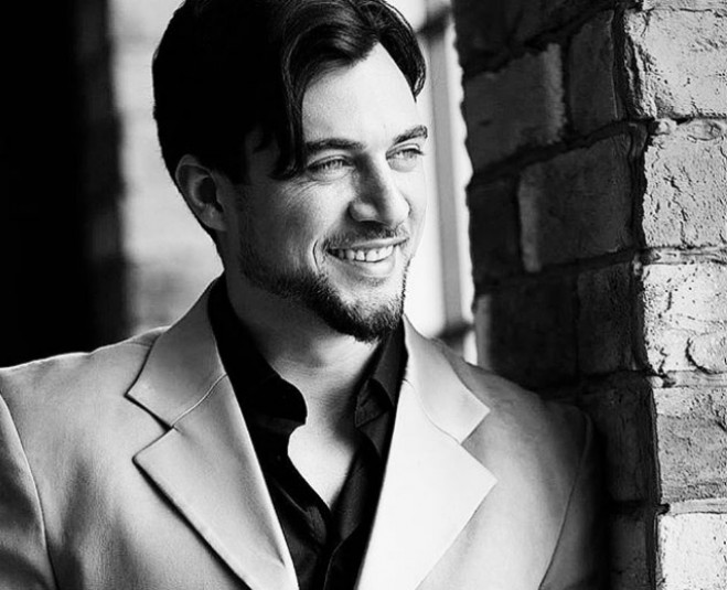 Kişi model ağ-qara şəkillərini göstərdi