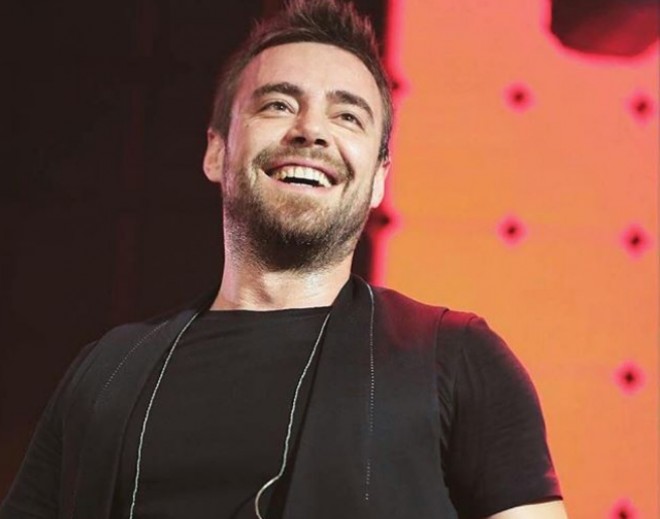 Cütlük yemək yeyərkən şəkil çəkdirib