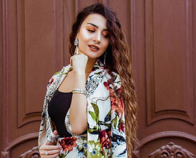 Teleaparıcı-aktrisa yaz şəkillərini paylaşıb