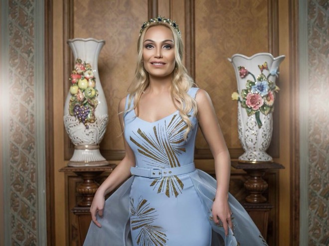 Nura uzun yarığı ilə diqqət çəkib – foto