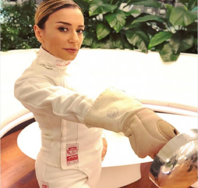 Tünzalə Ağayeva qılınc oynadır