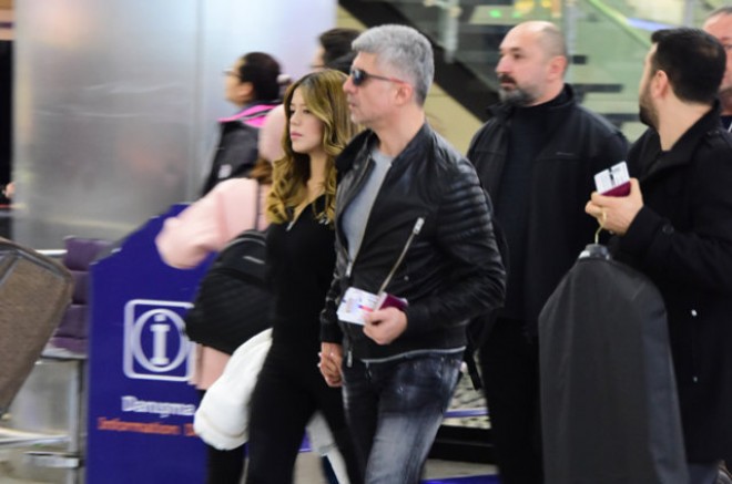 Özcan Dəniz həyat yoldaşına avtomobil bağışladı