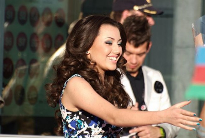 Safura yeni doğulan körpəsinin əlini göstərdi